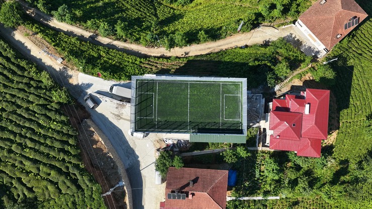 rize-cayeli-buyukkoyde-duz-alan-bulamayinca-cay-alim-yerinin-ustu-hali-saha-oldu-5.jpg