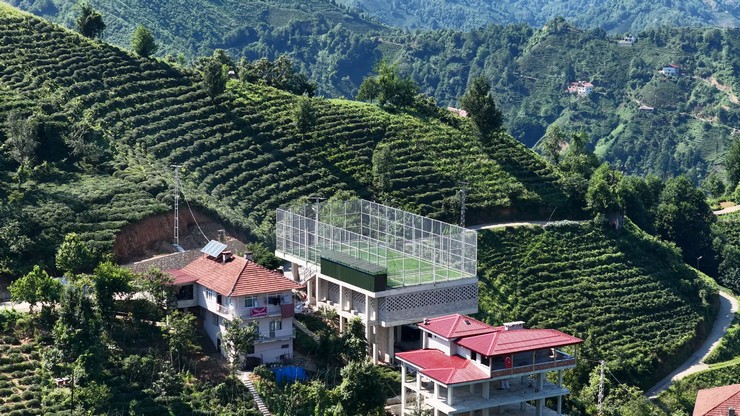 rize-cayeli-buyukkoyde-duz-alan-bulamayinca-cay-alim-yerinin-ustu-hali-saha-oldu-6.jpg