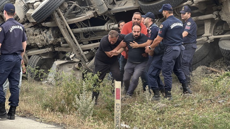 samsunun-ilkadim-ilcesinde-freni-bosalmasi-sonucu-devrildigi-one-surulen-hafriyat-kamyonunun-soforu-necdet-bolat-67-hayatini-kaybetti-bolatin-olum-haberini-alip-ge.jpg