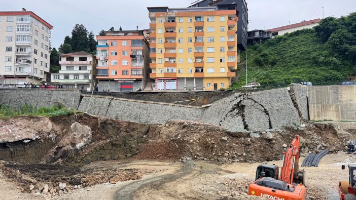 rizede-yurt-insaati-sahasindaki-istinat-duvari-yikildi-mahalle-yolunun-bir-bolumunde-cokme-meydana-geldi-1.jpg