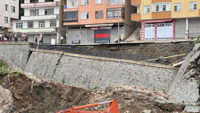 rizede-yurt-insaati-sahasindaki-istinat-duvari-yikildi-mahalle-yolunun-bir-bolumunde-cokme-meydana-geldi-12.jpg