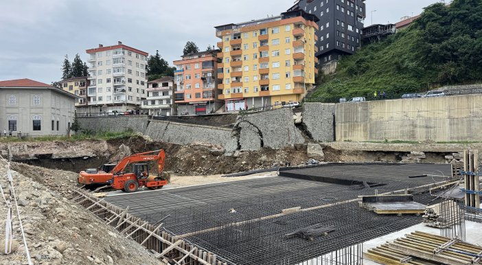 rizede-yurt-insaati-sahasindaki-istinat-duvari-yikildi-mahalle-yolunun-bir-bolumunde-cokme-meydana-geldi-13.jpg