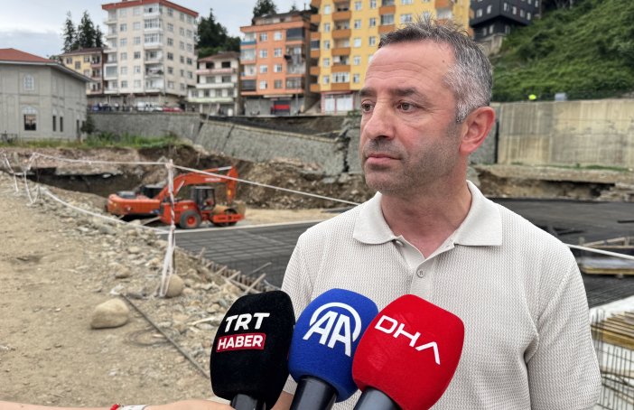 rizede-yurt-insaati-sahasindaki-istinat-duvari-yikildi-mahalle-yolunun-bir-bolumunde-cokme-meydana-geldi-15.jpg