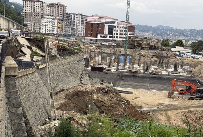 rizede-yurt-insaati-sahasindaki-istinat-duvari-yikildi-mahalle-yolunun-bir-bolumunde-cokme-meydana-geldi-8.jpg