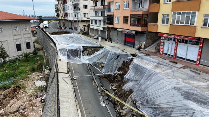 rizede-bir-yurt-insaatinin-temel-kazisi-sirasinda-istinat-duvari-ile-yolun-coktugu-2-binada-oturan-vatandaslarin-tahliye-edildigi-olayin-ardindan-ekipler-bolgede-onlem-aldi-1.jpg