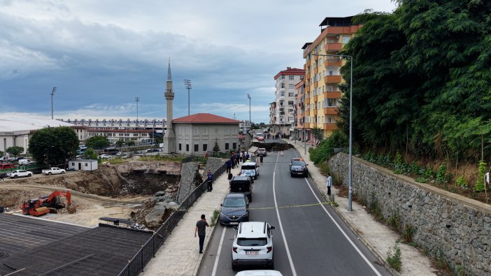rizede-bir-yurt-insaatinin-temel-kazisi-sirasinda-istinat-duvari-ile-yolun-coktugu-2-binada-oturan-vatandaslarin-tahliye-edildigi-olayin-ardindan-ekipler-bolgede-onlem-aldi-3.jpg