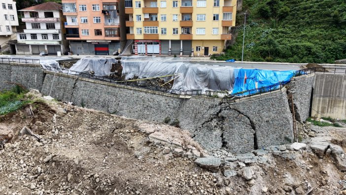 rizede-bir-yurt-insaatinin-temel-kazisi-sirasinda-istinat-duvari-ile-yolun-coktugu-2-binada-oturan-vatandaslarin-tahliye-edildigi-olayin-ardindan-ekipler-bolgede-onlem-aldi-4.jpg