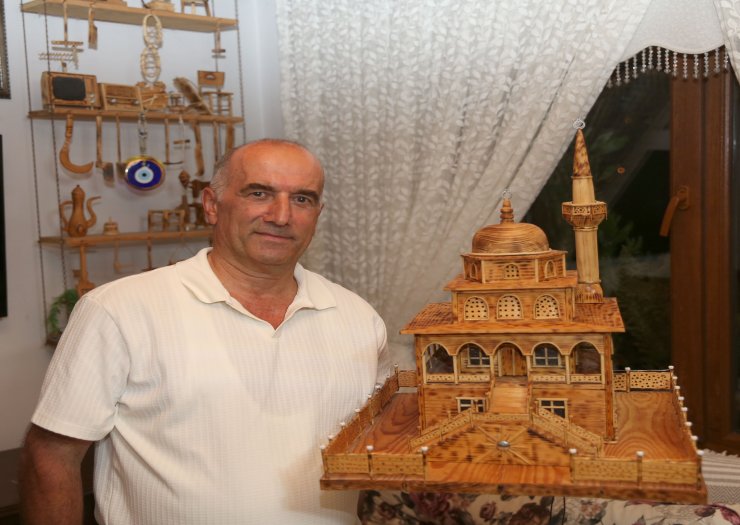 rizede-emekliliginin-ardindan-ahsap-sanatina-yonelen-62-yasindaki-halil-ibrahim-topcu-geri-donusum-malzemelerini-kullanarak-cesitli-yapilarin-kucuk-olcekli-modellerini-hazirliyor-6.jpg