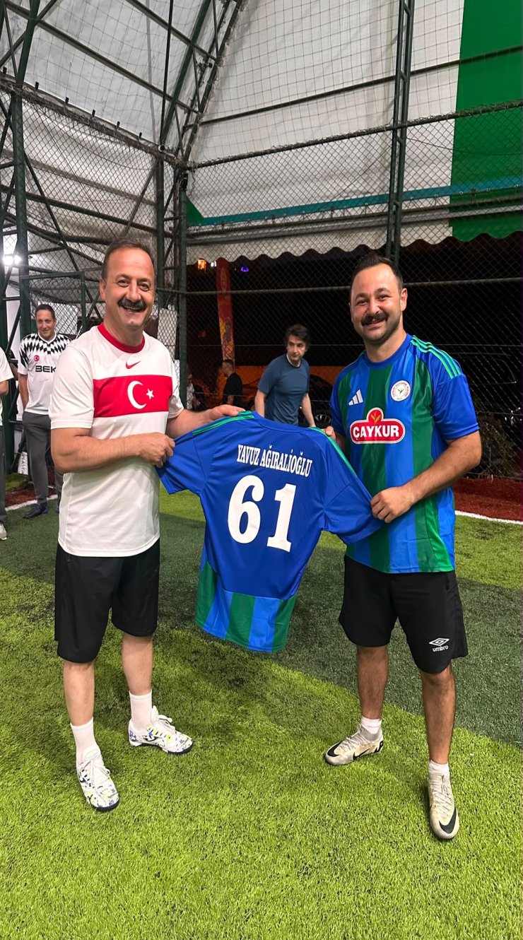 anahtar-parti-genel-baskani-yavuz-agiralioglu-istanbulda-aldigim-anlamli-caykur-rizespor-formasi-vesilesiyle-tum-rizeye-selamlarimi-iletiyorum-en-kisa-surede-rizeye-gelerek-hemsehrilerimle-kucaklasacagim-d-002.jpeg