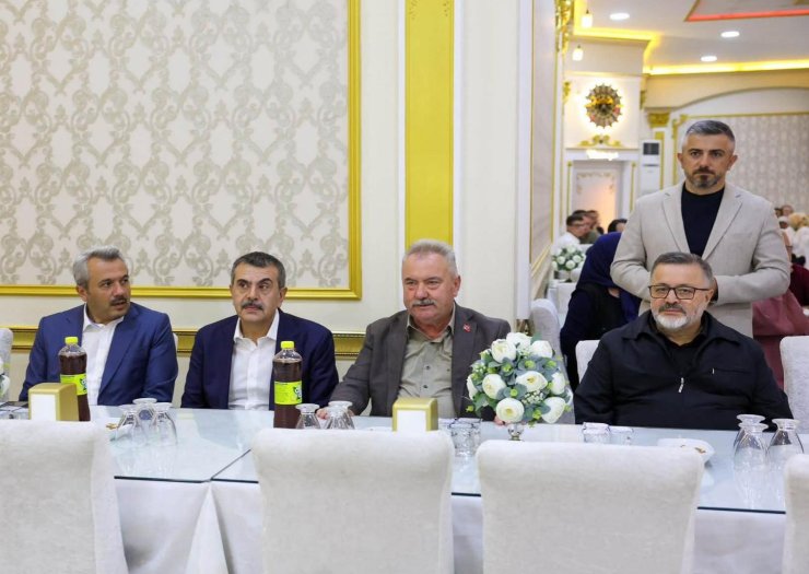 milli-egitim-bakani-yusuf-tekin-rize-programi-kapsaminda-katildigi-nikah-merasiminde-hayatlarini-birlestiren-ogretmen-cift-betul-alemdag-ve-ibrahim-taspinarin-mutluluguna-ortak-oldu-1-001.jpg