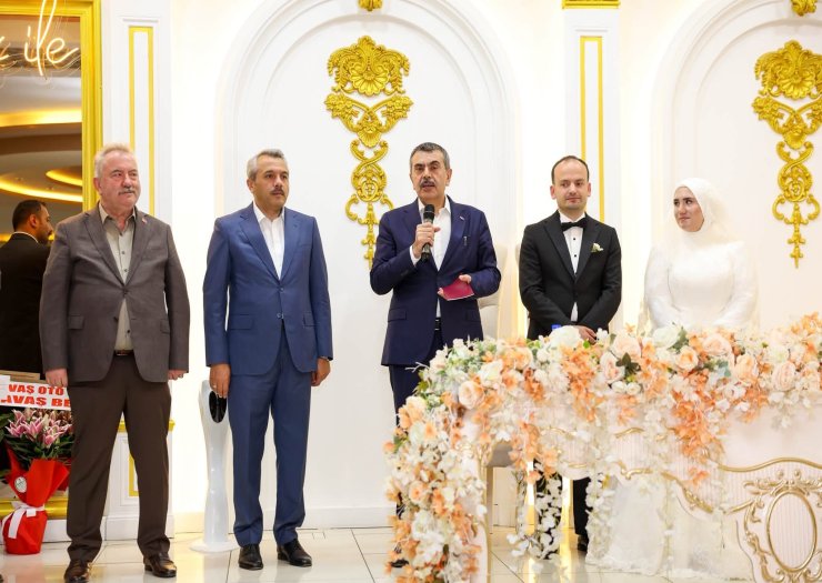 milli-egitim-bakani-yusuf-tekin-rize-programi-kapsaminda-katildigi-nikah-merasiminde-hayatlarini-birlestiren-ogretmen-cift-betul-alemdag-ve-ibrahim-taspinarin-mutluluguna-ortak-oldu-5-001.jpg