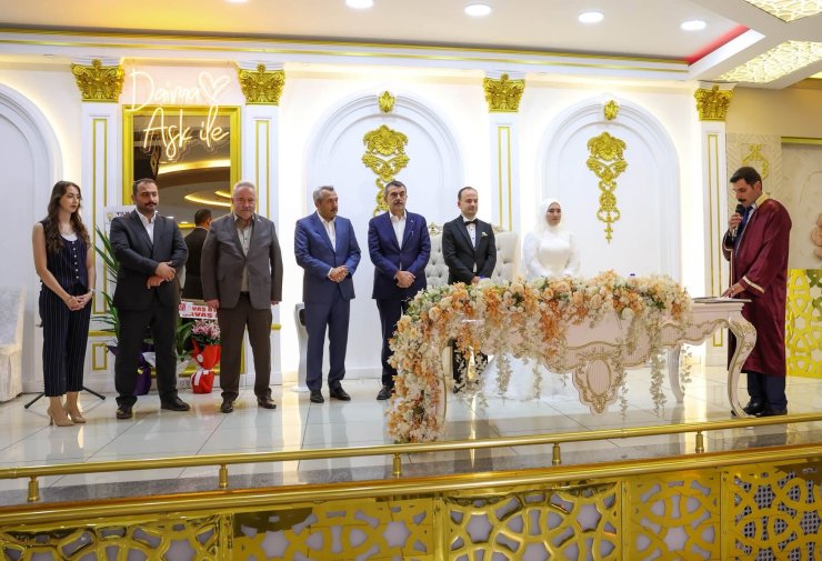 milli-egitim-bakani-yusuf-tekin-rize-programi-kapsaminda-katildigi-nikah-merasiminde-hayatlarini-birlestiren-ogretmen-cift-betul-alemdag-ve-ibrahim-taspinarin-mutluluguna-ortak-oldu-6-001.jpg