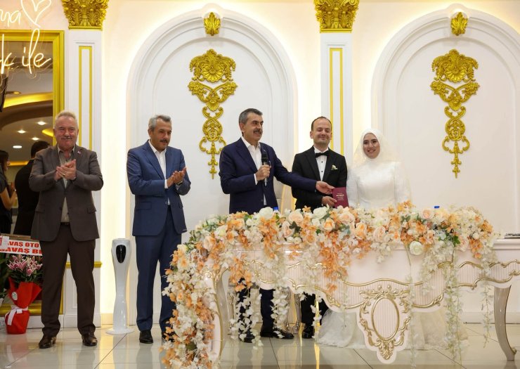 milli-egitim-bakani-yusuf-tekin-rize-programi-kapsaminda-katildigi-nikah-merasiminde-hayatlarini-birlestiren-ogretmen-cift-betul-alemdag-ve-ibrahim-taspinarin-mutluluguna-ortak-oldu-7-001.jpg