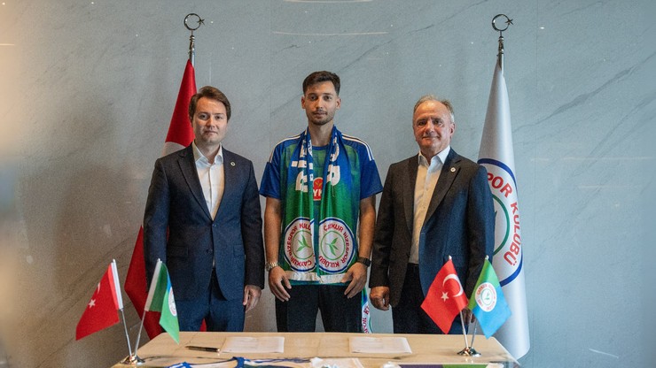 trendyol-super-lig-ekiplerinden-caykur-rizespor-besiktasin-stoperi-tayyip-talha-sanucu-2-yilligina-kadrosuna-katti-2.jpg