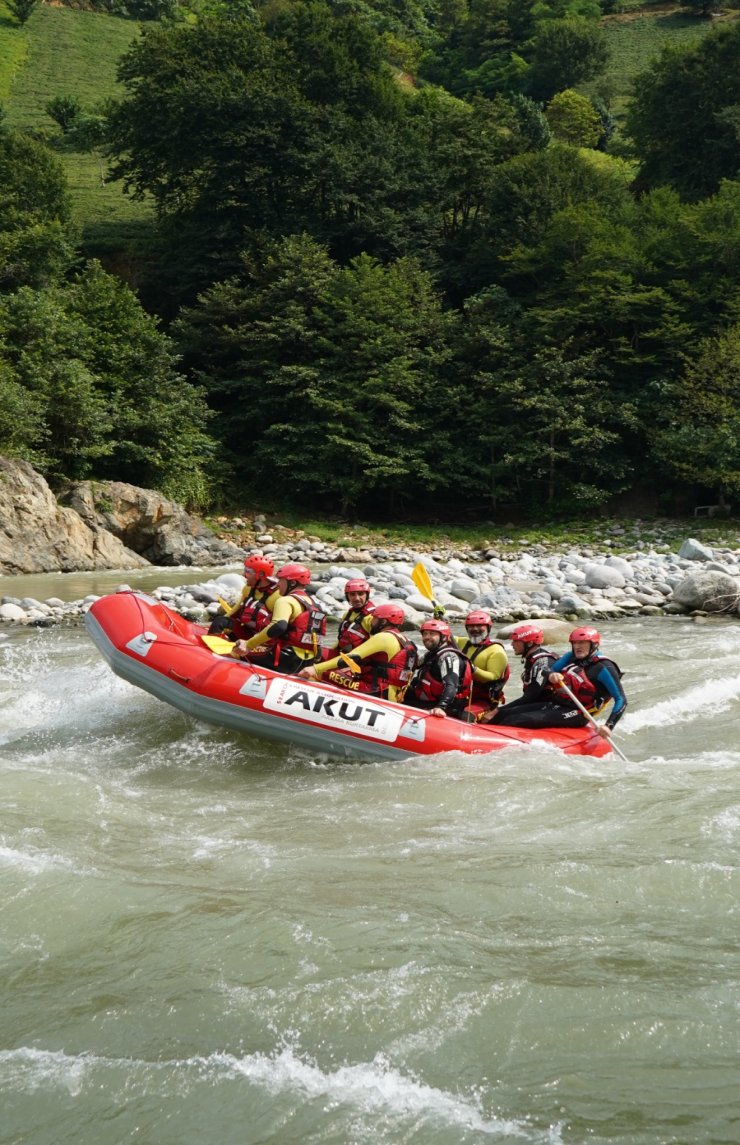 firtina-deresinde-gercegi-aratmayan-nefes-kesen-egitim-13-ilden-akut-gonulluleri-rizede-bulustu-24-001.jpg