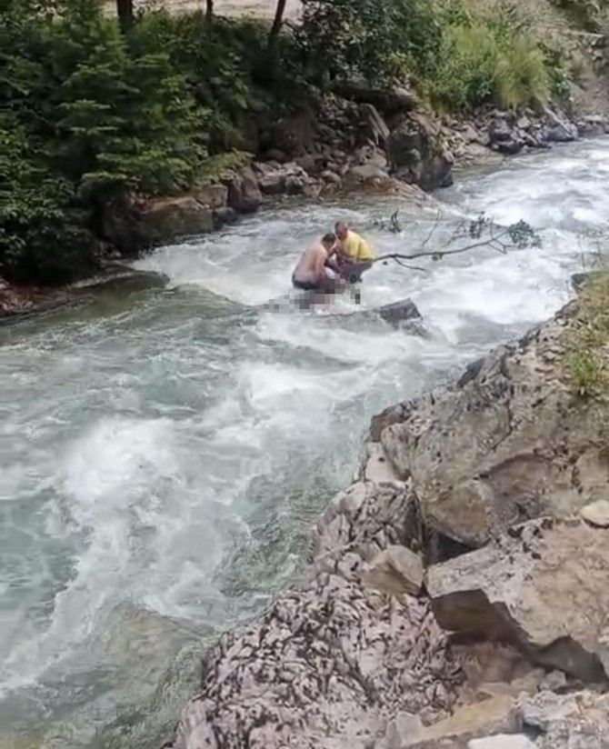 uzungolde-dereye-dusen-turistin-cansiz-bedenine-ulasildi-arkadasi-kurtarildi-2.jpg