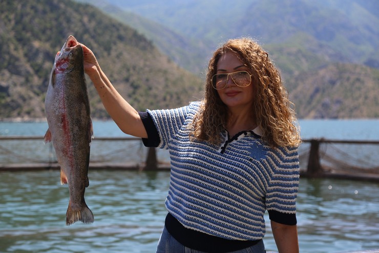 kahramanmarastaki-6-subat-depremleri-sonrasi-esiyle-birlikte-rizeye-donen-su-urunleri-muhendisi-eray-seker-artvindeki-deriner-barajinda-yillik-500-ton-kapasiteli-balik-uretim-tesisi-kurdu-9.jpg