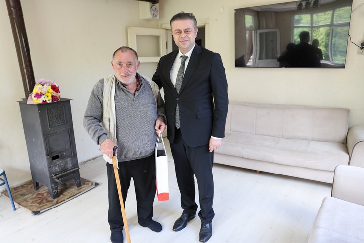 rize-il-milli-egitim-muduru-halil-ibrahim-akmese-hem-kentteki-egitim-kalitesinin-gerilemesi-hem-de-kibris-gazisi-suayip-kabilogluna-gerceklestirdigi-ziyaret-sirasinda-yasanan-skandal-goruntulerle-1.jpg