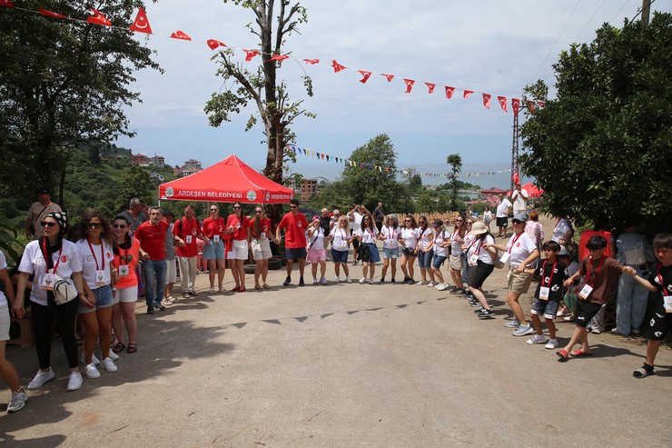 rizede-15-uluslararasi-tulum-ve-halk-danslari-festivali-kapsaminda-ulkeler-arasi-tahta-araba-yarismasi-gerceklestirildi-etkinlige-katilan-farkli-ulkelerden-vatandaslar-horon-oynadi-1.jpg
