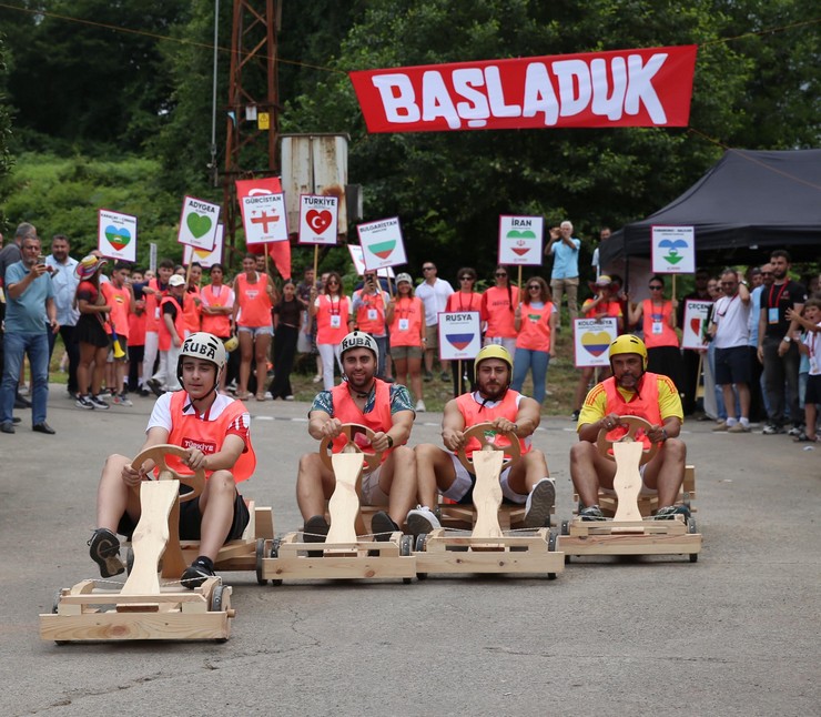 rizede-15-uluslararasi-tulum-ve-halk-danslari-festivali-kapsaminda-ulkeler-arasi-tahta-araba-yarismasi-gerceklestirildi-etkinlige-katilan-farkli-ulkelerden-vatandaslar-horon-oynadi-2.jpg