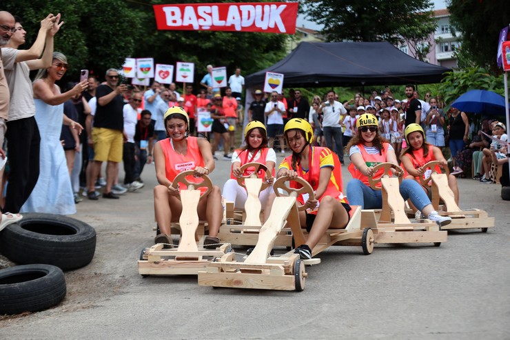 rizede-15-uluslararasi-tulum-ve-halk-danslari-festivali-kapsaminda-ulkeler-arasi-tahta-araba-yarismasi-gerceklestirildi-etkinlige-katilan-farkli-ulkelerden-vatandaslar-horon-oynadi-3.jpg