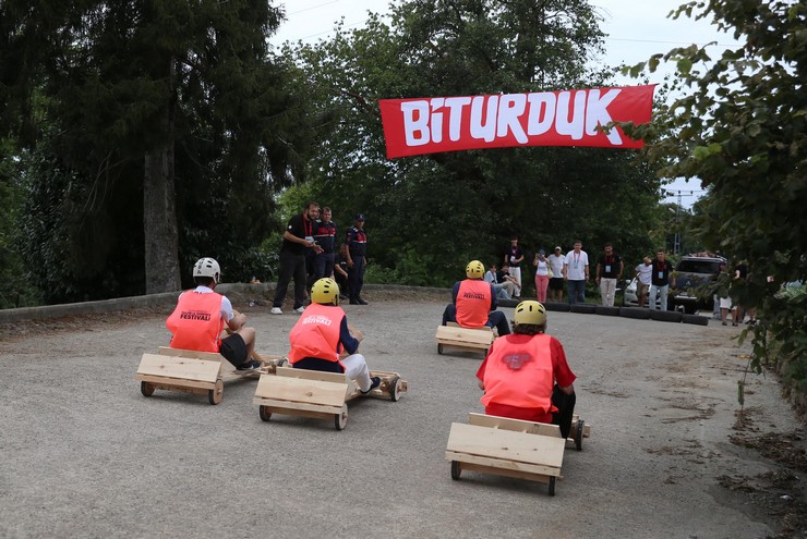 rizede-15-uluslararasi-tulum-ve-halk-danslari-festivali-kapsaminda-ulkeler-arasi-tahta-araba-yarismasi-gerceklestirildi-etkinlige-katilan-farkli-ulkelerden-vatandaslar-horon-oynadi-8.jpg