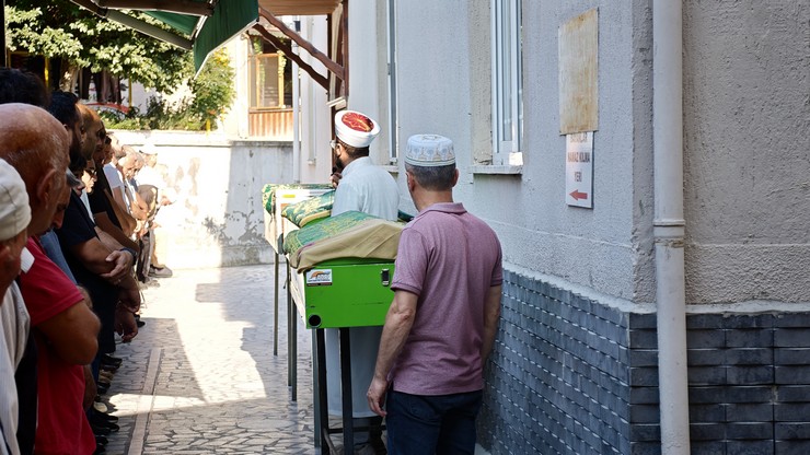 ardahan-ardanuc-kara-yolunda-meydana-gelen-trafik-kazasinda-hayatini-kaybeden-4-kisi-memleketleri-artvinin-ardanuc-ilcesinde-gozyaslari-arasinda-son-yolculuguna-ugurlandi-1.jpg