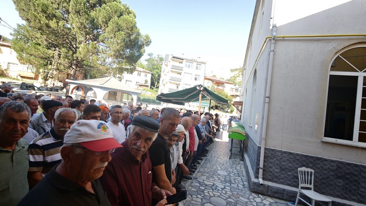 ardahan-ardanuc-kara-yolunda-meydana-gelen-trafik-kazasinda-hayatini-kaybeden-4-kisi-memleketleri-artvinin-ardanuc-ilcesinde-gozyaslari-arasinda-son-yolculuguna-ugurlandi-2.jpg