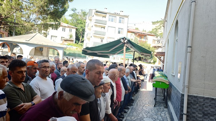 ardahan-ardanuc-kara-yolunda-meydana-gelen-trafik-kazasinda-hayatini-kaybeden-4-kisi-memleketleri-artvinin-ardanuc-ilcesinde-gozyaslari-arasinda-son-yolculuguna-ugurlandi-3.jpg