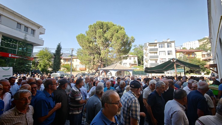 ardahan-ardanuc-kara-yolunda-meydana-gelen-trafik-kazasinda-hayatini-kaybeden-4-kisi-memleketleri-artvinin-ardanuc-ilcesinde-gozyaslari-arasinda-son-yolculuguna-ugurlandi-4.jpg