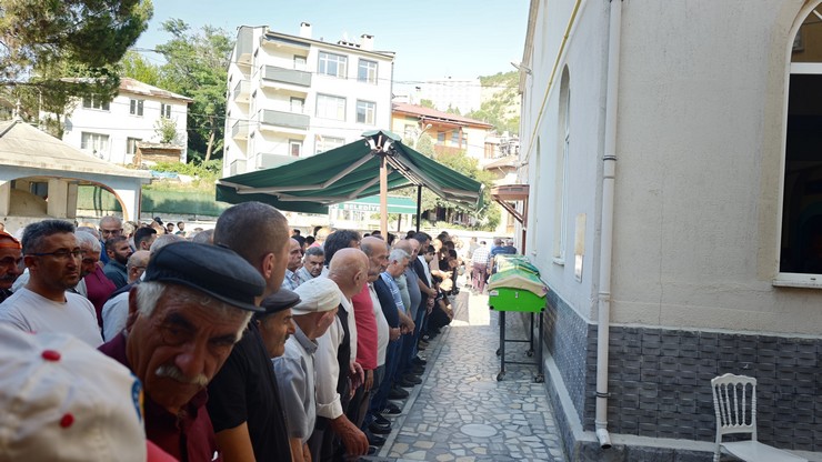 ardahan-ardanuc-kara-yolunda-meydana-gelen-trafik-kazasinda-hayatini-kaybeden-4-kisi-memleketleri-artvinin-ardanuc-ilcesinde-gozyaslari-arasinda-son-yolculuguna-ugurlandi-5.jpg