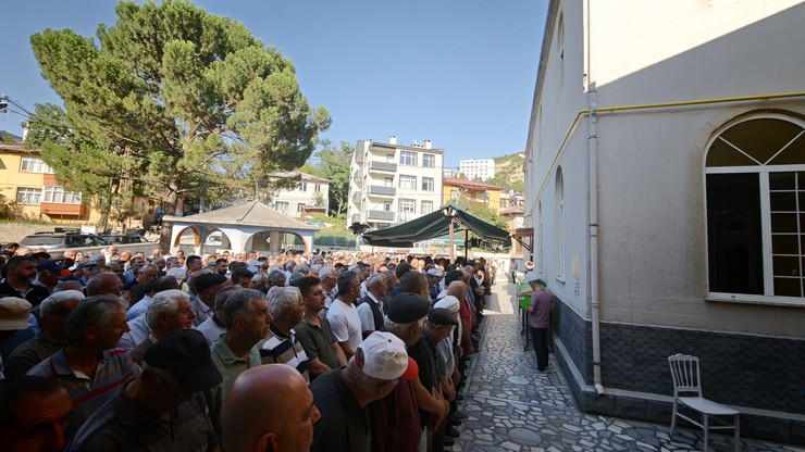 ardahan-ardanuc-kara-yolunda-meydana-gelen-trafik-kazasinda-hayatini-kaybeden-4-kisi-memleketleri-artvinin-ardanuc-ilcesinde-gozyaslari-arasinda-son-yolculuguna-ugurlandi-6.jpg
