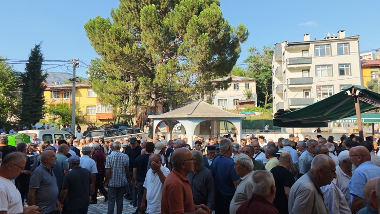 ardahan-ardanuc-kara-yolunda-meydana-gelen-trafik-kazasinda-hayatini-kaybeden-4-kisi-memleketleri-artvinin-ardanuc-ilcesinde-gozyaslari-arasinda-son-yolculuguna-ugurlandi-7.jpg