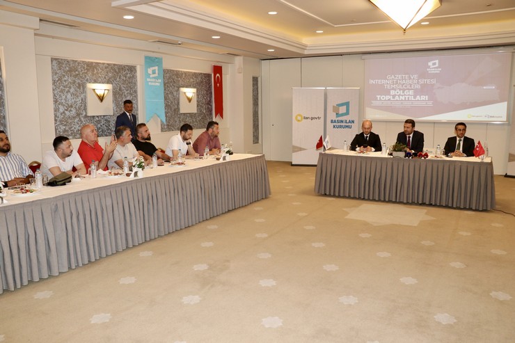 basin-ilan-kurumu-bik-genel-muduru-abdulkadir-cay-trabzonda-bir-otelde-duzenlenen-gazete-ve-internet-haber-sitesi-temsilcileri-bolge-toplantisinda-gazetecilerin-sorun-ve-taleplerini-dinledi.jpg