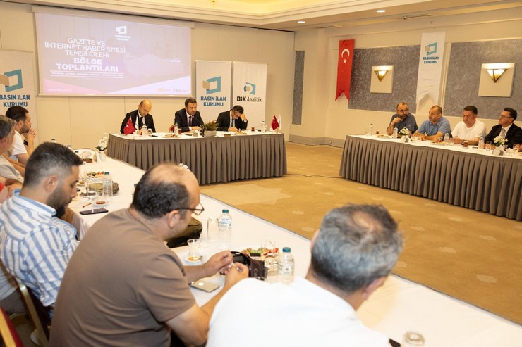 basin-ilan-kurumu-bik-genel-muduru-abdulkadir-cay-trabzonda-duzenlenen-gazete-ve-internet-haber-sitesi-temsilcileri-bolge-toplantisinda-gazetecilerin-sorun-ve-taleplerini-dinledi-001.jpg