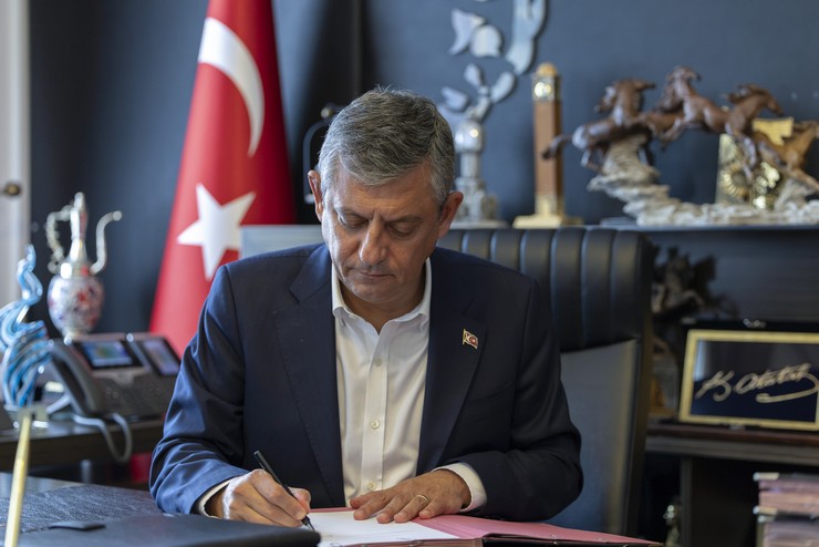 ozgur-ozelin-partisinin-adi-yeni-parti-oldu-3.jpg