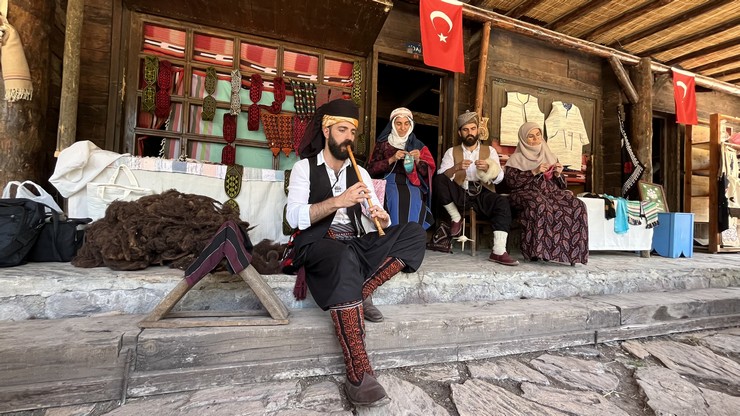 rizede-cocuk-yasta-halasini-izleyerek-yoreye-ozgu-hemsin-corabi-ormeyi-ogrenen-abdulmalik-safi-32-yaklasik-20-yildir-yasattigi-bu-gelenegi-il-il-gezerek-tanitiyor.jpg