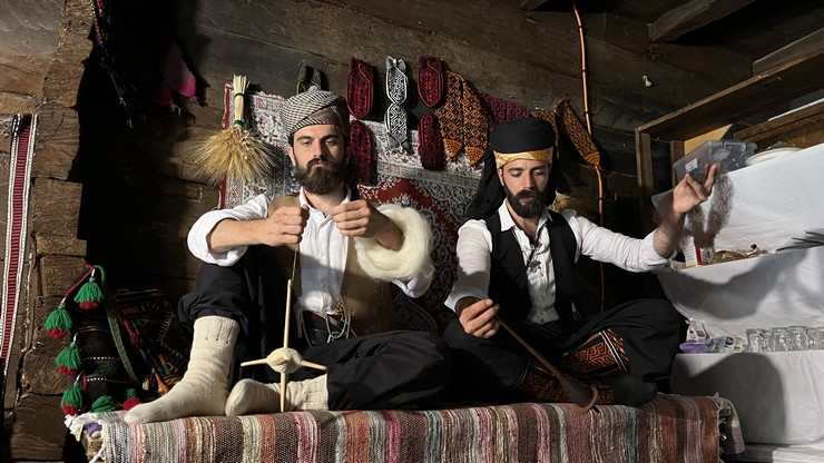 rizede-cocuk-yasta-halasini-izleyerek-yoreye-ozgu-hemsin-corabi-ormeyi-ogrenen-abdulmalik-safi-37-yaklasik-20-yildir-yasattigi-bu-gelenegi-il-il-gezerek-tanitiyor.jpg