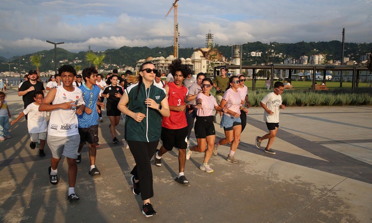 rizede-kackar-by-utmb-kapsaminda-5-kilometrelik-topluluk-kosusu-duzenlendi-cay-carsisinda-bir-araya-gelen-sporseverler-eylul-ayinda-yapilacak-dev-organizasyon-oncesi-sahilde-kostu-1.jpg