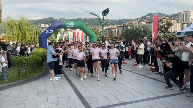 rizede-kackar-by-utmb-kapsaminda-5-kilometrelik-topluluk-kosusu-duzenlendi-cay-carsisinda-bir-araya-gelen-sporseverler-eylul-ayinda-yapilacak-dev-organizasyon-oncesi-sahilde-kostu-10.jpg