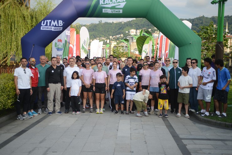 rizede-kackar-by-utmb-kapsaminda-5-kilometrelik-topluluk-kosusu-duzenlendi-cay-carsisinda-bir-araya-gelen-sporseverler-eylul-ayinda-yapilacak-dev-organizasyon-oncesi-sahilde-kostu-11.jpg