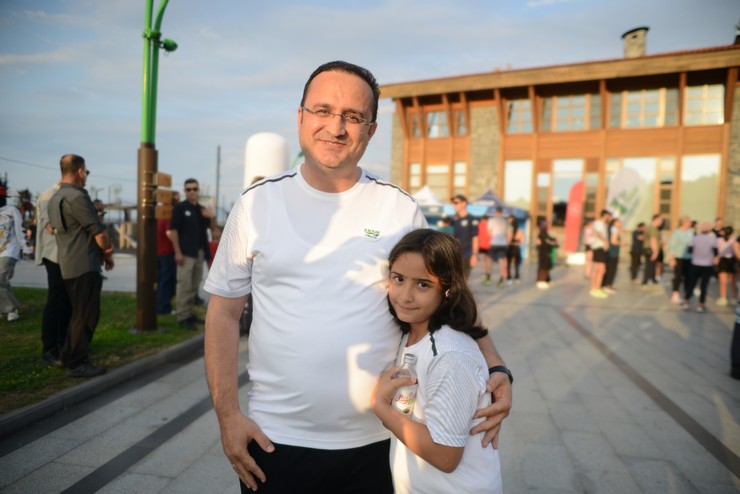 rizede-kackar-by-utmb-kapsaminda-5-kilometrelik-topluluk-kosusu-duzenlendi-cay-carsisinda-bir-araya-gelen-sporseverler-eylul-ayinda-yapilacak-dev-organizasyon-oncesi-sahilde-kostu-12.jpg