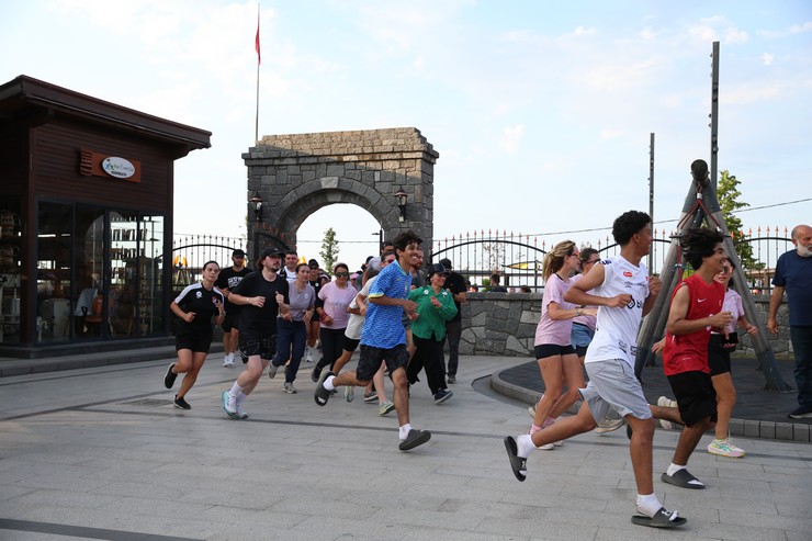 rizede-kackar-by-utmb-kapsaminda-5-kilometrelik-topluluk-kosusu-duzenlendi-cay-carsisinda-bir-araya-gelen-sporseverler-eylul-ayinda-yapilacak-dev-organizasyon-oncesi-sahilde-kostu-2.jpg