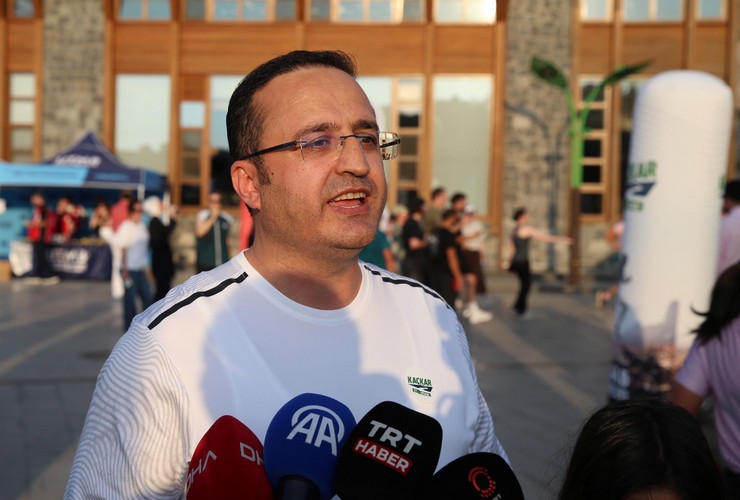 rizede-kackar-by-utmb-kapsaminda-5-kilometrelik-topluluk-kosusu-duzenlendi-cay-carsisinda-bir-araya-gelen-sporseverler-eylul-ayinda-yapilacak-dev-organizasyon-oncesi-sahilde-kostu-4.jpg
