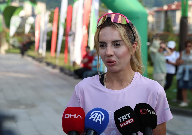 rizede-kackar-by-utmb-kapsaminda-5-kilometrelik-topluluk-kosusu-duzenlendi-cay-carsisinda-bir-araya-gelen-sporseverler-eylul-ayinda-yapilacak-dev-organizasyon-oncesi-sahilde-kostu-5.jpg