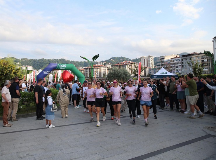 rizede-kackar-by-utmb-kapsaminda-5-kilometrelik-topluluk-kosusu-duzenlendi-cay-carsisinda-bir-araya-gelen-sporseverler-eylul-ayinda-yapilacak-dev-organizasyon-oncesi-sahilde-kostu-6.jpg