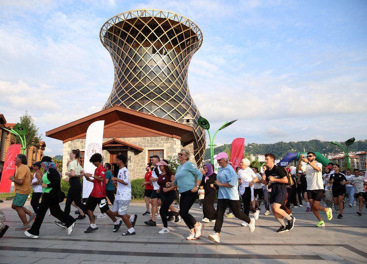 rizede-kackar-by-utmb-kapsaminda-5-kilometrelik-topluluk-kosusu-duzenlendi-cay-carsisinda-bir-araya-gelen-sporseverler-eylul-ayinda-yapilacak-dev-organizasyon-oncesi-sahilde-kostu-7.jpg