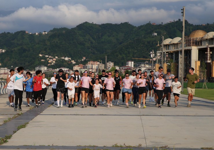 rizede-kackar-by-utmb-kapsaminda-5-kilometrelik-topluluk-kosusu-duzenlendi-cay-carsisinda-bir-araya-gelen-sporseverler-eylul-ayinda-yapilacak-dev-organizasyon-oncesi-sahilde-kostu-8.jpg
