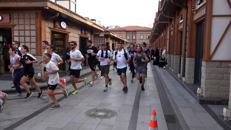rizede-kackar-by-utmb-kapsaminda-5-kilometrelik-topluluk-kosusu-duzenlendi-cay-carsisinda-bir-araya-gelen-sporseverler-eylul-ayinda-yapilacak-dev-organizasyon-oncesi-sahilde-kostu-9.jpg