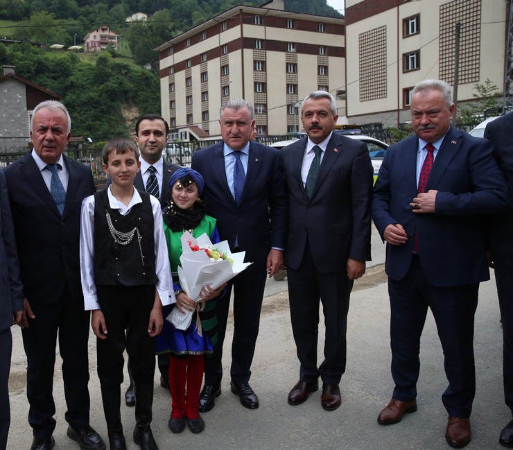 genclik-ve-spor-bakani-osman-askin-bak-ikizdere-ilcesinde-yapimi-tamamlanan-ikizdere-ilce-stadinda-incelemelerde-bulundu-1.jpg